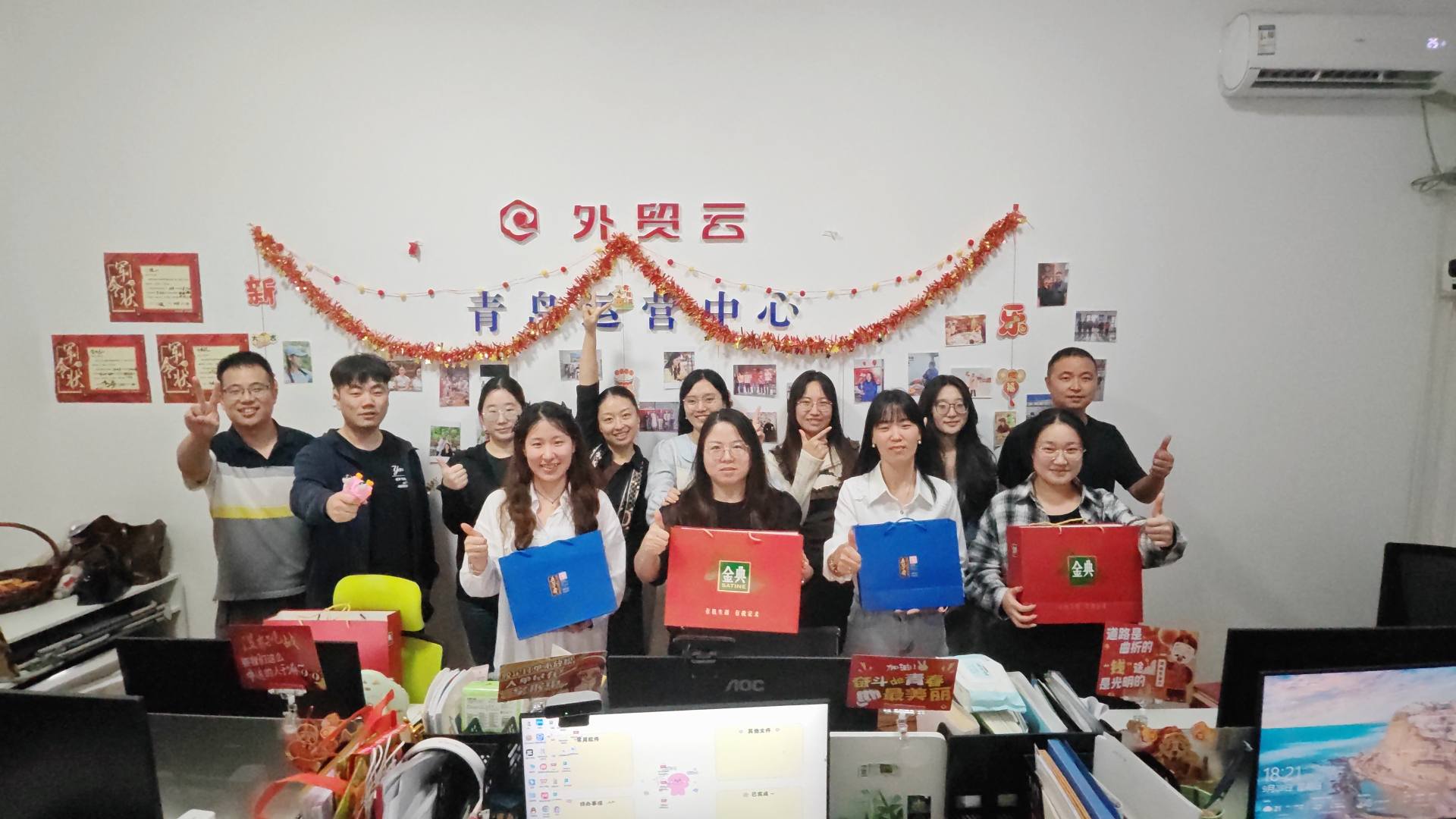 माओतोंग राष्ट्रीय दिवस आणि मध्य शरद ऋतूतील उत्सव साजरा करतात