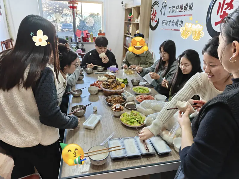 उत्स्फूर्त लंच चिरस्थायी ऑफिस बॉन्ड्स तयार करते