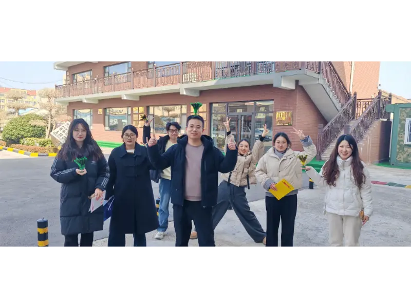 दुपारच्या जेवणानंतर माओटॉन्ग आउटडोअर शटलकॉक लाथ मारत आहे