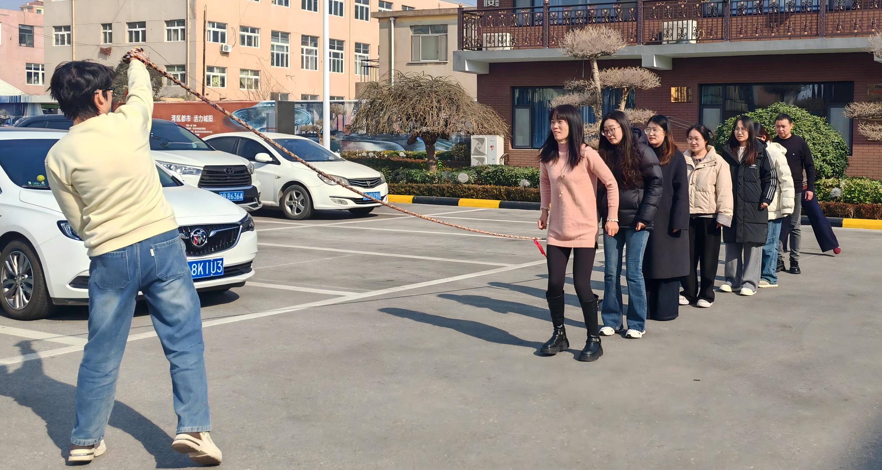 माओटॉन्ग फन टग-ऑफ-वॉर आणि जंप रोप धरतो