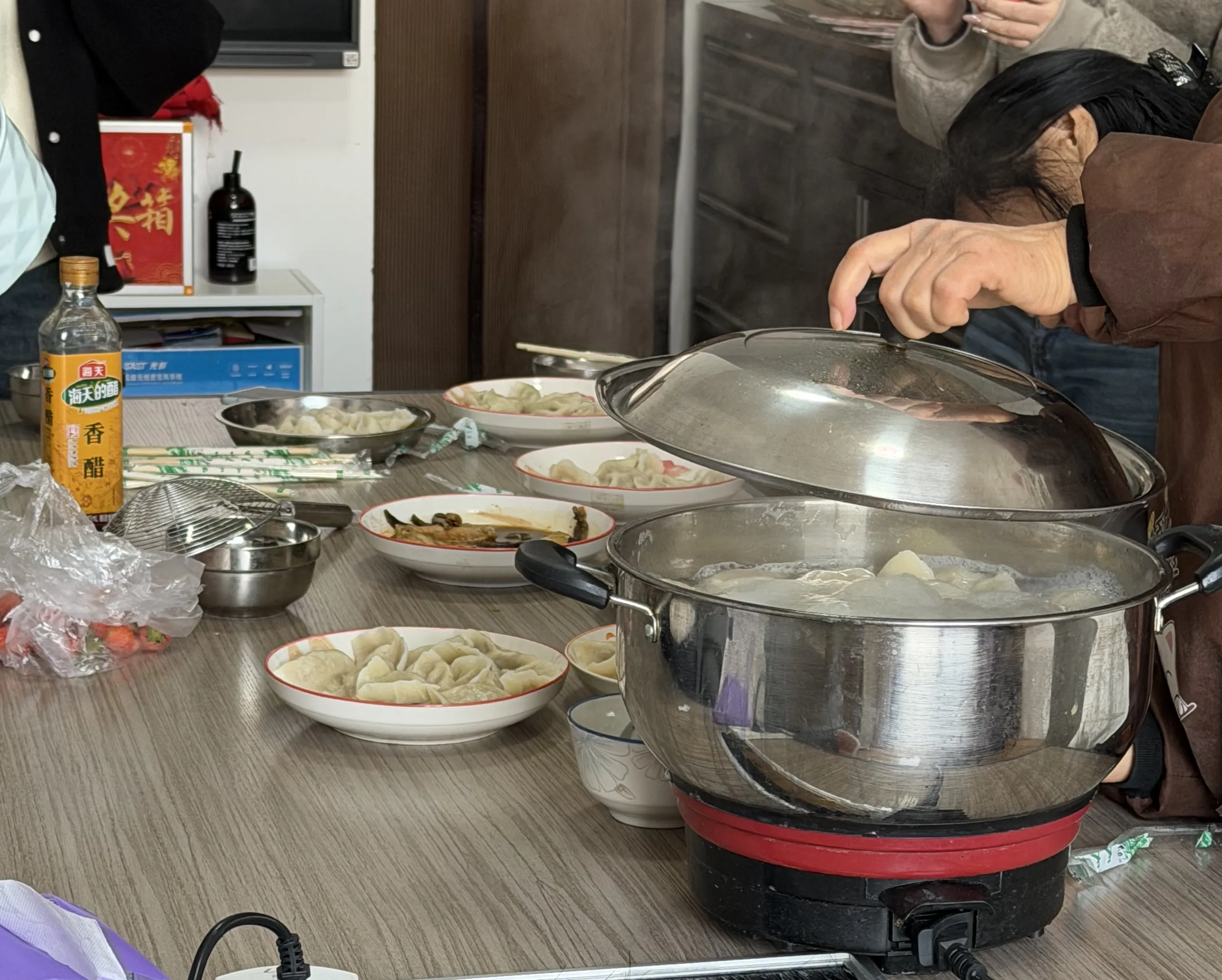 माओतोंग आणि सर्वांना पुढील वर्ष सुसंवादी आणि यशस्वी होण्यासाठी शुभेच्छा