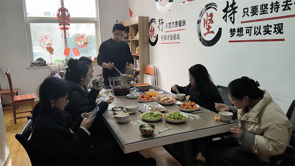 लँटर्न फेस्टिव्हल लंच: ऑफिसमध्ये तांगयुआन आणि टीम वाइब्स