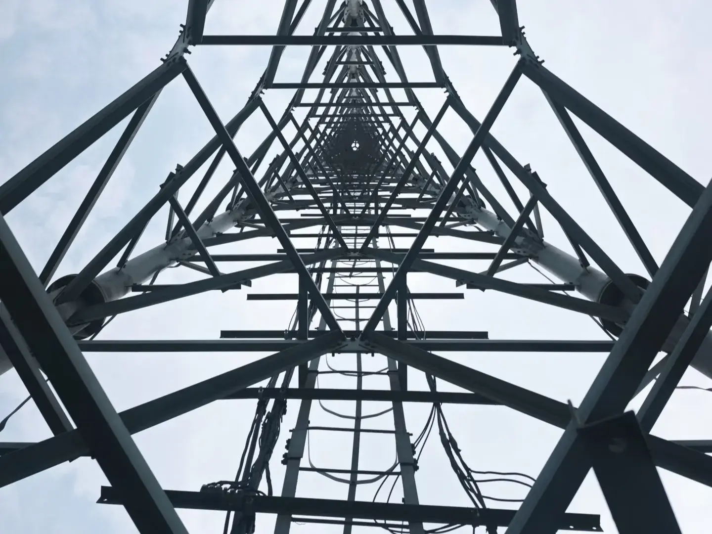 ट्रान्समिशन टॉवर्सचे सममितीय सौंदर्यशास्त्र
